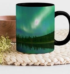 Goedkoop ???? OneMillionMugs Magische Mok - Foto Op Warmte Mokken - Koffiemok - Noorderlicht - Bomen - Water - Alaska - Magic Mok - Beker - 350 ML - Theemok - Sinterklaas Decoratie - Uitdeelcadeautjes Voor Kinderen - Schoencadeautjes Sinterklaas ✨ -Bourgogne Shop 550x258 1