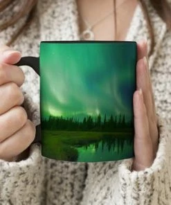 Goedkoop ???? OneMillionMugs Magische Mok - Foto Op Warmte Mokken - Koffiemok - Noorderlicht - Bomen - Water - Alaska - Magic Mok - Beker - 350 ML - Theemok - Sinterklaas Decoratie - Uitdeelcadeautjes Voor Kinderen - Schoencadeautjes Sinterklaas ✨ -Bourgogne Shop 550x366 15