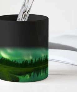 Goedkoop ???? OneMillionMugs Magische Mok - Foto Op Warmte Mokken - Koffiemok - Noorderlicht - Bomen - Water - Alaska - Magic Mok - Beker - 350 ML - Theemok - Sinterklaas Decoratie - Uitdeelcadeautjes Voor Kinderen - Schoencadeautjes Sinterklaas ✨ -Bourgogne Shop 550x366 17