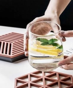 Goedkoop ⭐ DB Onderzetters (2 Stuks) - Multifunctioneel - Siliconen - Accessoires - Glas Onderzetters - Zeshoekig - Hip Design - Zwart ✔️ -Bourgogne Shop 550x450 2