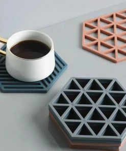 Goedkoop ⭐ DB Onderzetters (2 Stuks) - Multifunctioneel - Siliconen - Accessoires - Glas Onderzetters - Zeshoekig - Hip Design - Zwart ✔️ -Bourgogne Shop 550x549 6