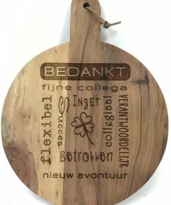 Top 10 ???? SandD-art Ronde Snijplank/hapjesplank Met Tekst Gravure BEDANKT FIJNE COLLEGA. Een Origineel Cadeau Voor Een Collega Die Afscheid Neemt. Het Formaat Is 40x30cm Incl. Handvat En 30cm Doorsnede Excl. Handvat. ????